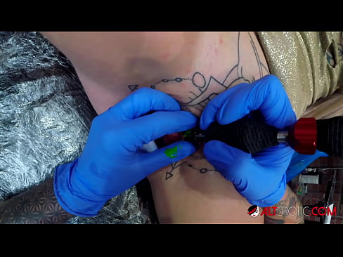 ❤️ Ekstreme tatuita varmulo Sully Savage ricevis tatuon sur sia klitoro ☑ Seksofilmeto ĉe eo.sex78.ru ❌️❤