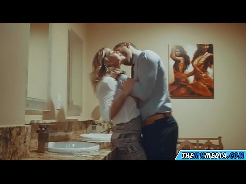 ❤️ Kiam belplena blondulo delogas vin en publika necesejo ☑ Seksofilmeto ĉe eo.sex78.ru ❌️❤